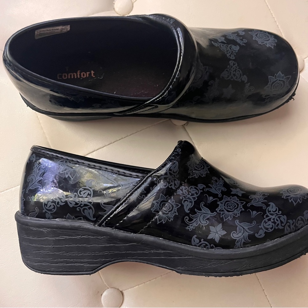 SafeTstep Comfort Shoes size 7.5 Black
Very good condition slip on clogs